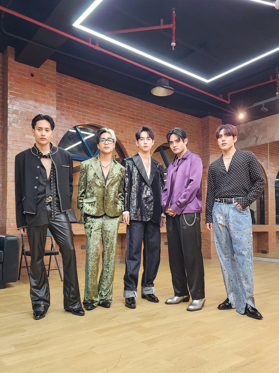 MODERN GROOVE 👯‍♂️
Modern menswear meets disco flair and rockstar vibes. It’s not about being matchy-matchy, but look closely—everything clicks. Zoom in! NEW POV!

<a href="/SB19Official/">SB19 Official</a> Styled by #TeamRAINXEM
<a href="/EmMillan/">Em Millan</a> <a href="/imrioliza/">Rioliza Camantigue</a> <a href="/mariaelaineeee/">Elaine Villapando</a>

<a href="/macigarta/">Mac Igarta</a> <a href="/markfamilara/">Mark  Familara</a> 
#AwitAwards2024