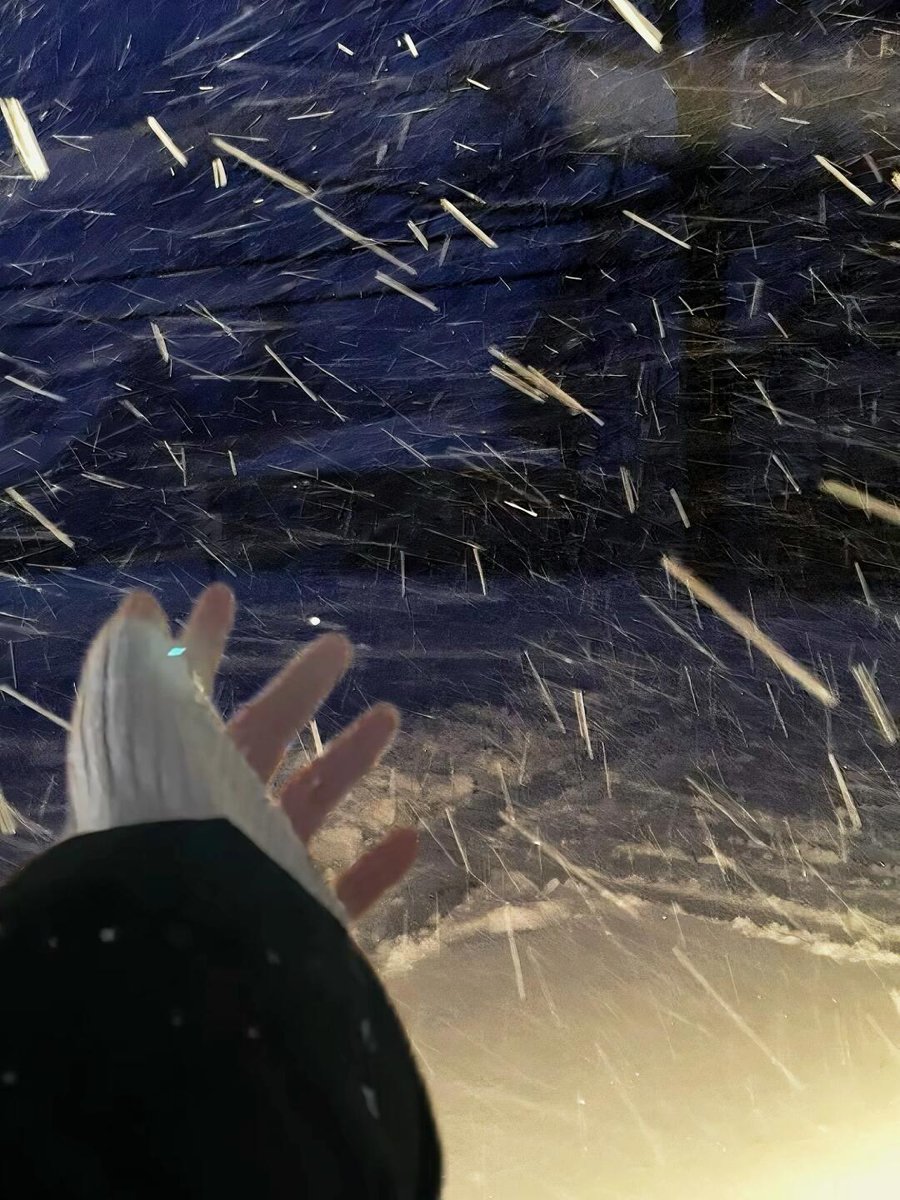 Niko1212Nico's tweet photo. The cold air feels fresh, and every breath makes you feel both refreshed and peaceful. ❄️ Each snowfall isn't just a winter decoration; it's nature's gift of calm and beauty. 🌨️
#Northcarolina #singleboard #snowboarding #outdoors #OutdoorRomance #outdoorliving #skiing #SkiLovers https://t.co/ocFVKO9jtp