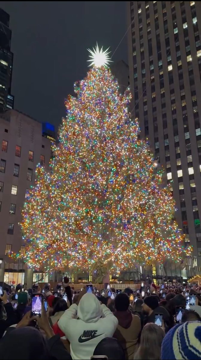 immazinaman's tweet photo. Officially Christmas. #RockefellerTreeLighting https://t.co/8l6LsTMXVk