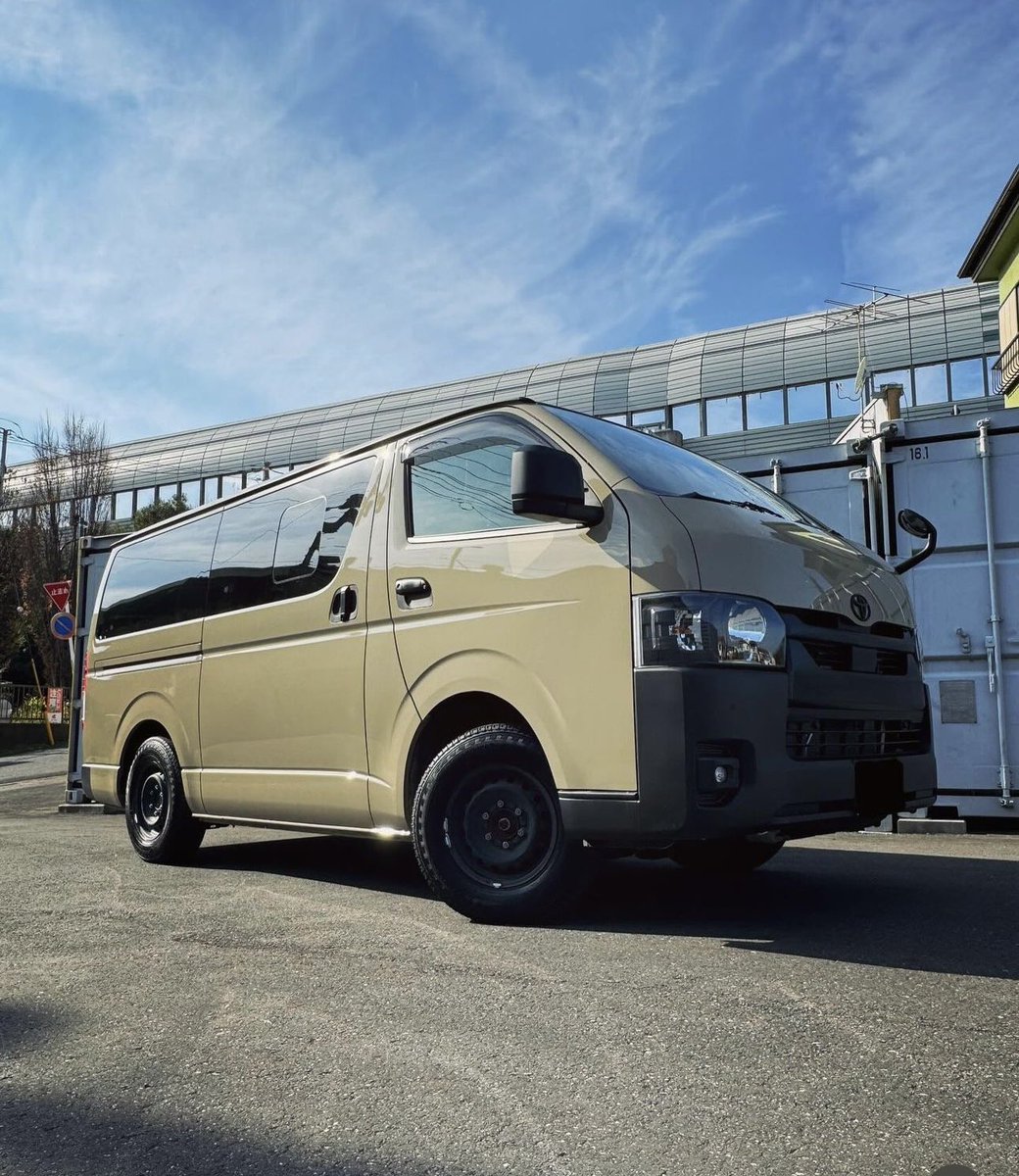 chibi660's tweet photo. さぁ、冬の準備だわよ！☃️

ちびエースさん🚐に初のスタッドレスをプレゼント🎁✨

ハイエース乗りのプロラリードライバーさんに伺ったら、ミシュランのアジリスが🐿️オススメ！

との事で決定〜🎵🤩

Yahooショッピングdeポチっとからの、
持込タイヤ取付.comへ！

バッチリ装着完了〜✨ https://t.co/XYjehUqVwo