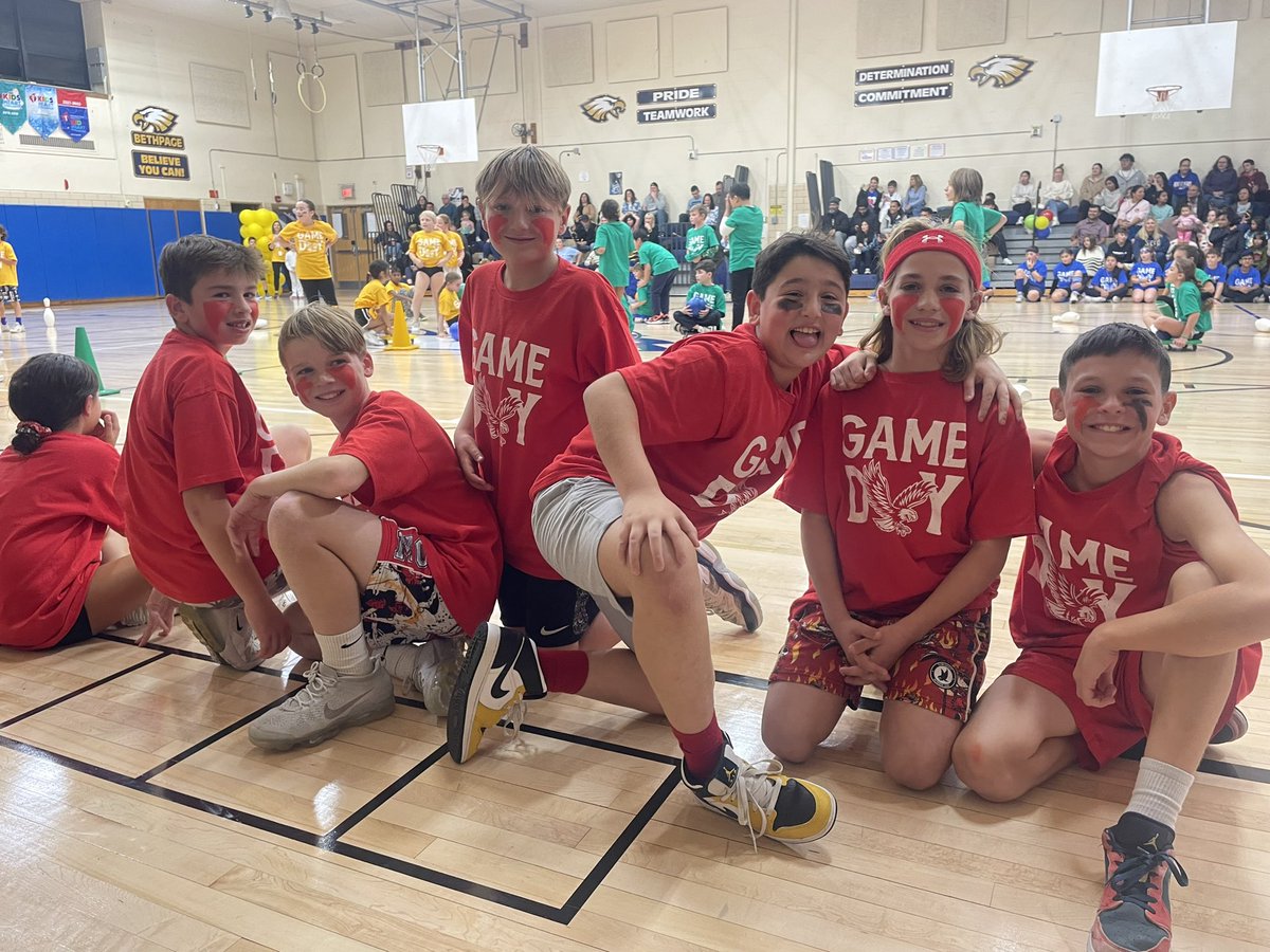 MDzSabatini's tweet photo. A few weeks ago TEAM SC worked together with great sportsmanship at Battle of the Classes❤️💪🏼 It was a great night filled with a lot of fun activities and new memories for all thanks to our incredible gym teachers! @MrsSiebenChris #WeAreBethpage https://t.co/FQ6W13CjQ0