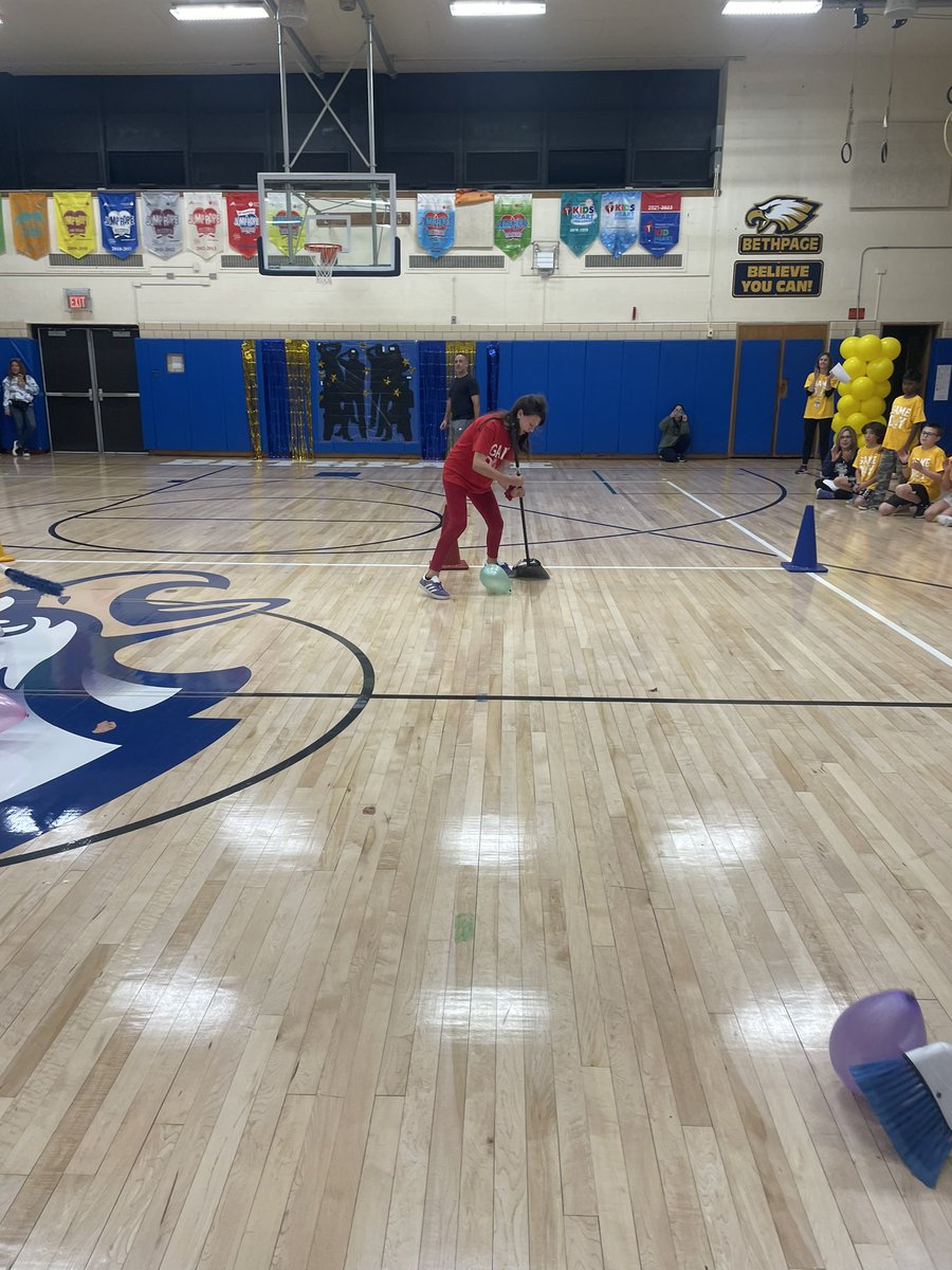 MDzSabatini's tweet photo. A few weeks ago TEAM SC worked together with great sportsmanship at Battle of the Classes❤️💪🏼 It was a great night filled with a lot of fun activities and new memories for all thanks to our incredible gym teachers! @MrsSiebenChris #WeAreBethpage https://t.co/FQ6W13CjQ0