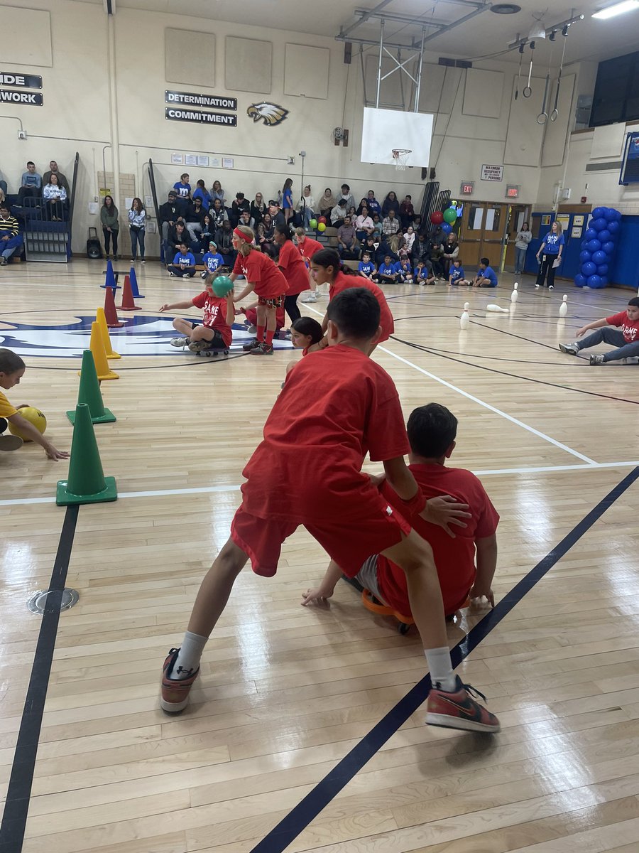 MDzSabatini's tweet photo. A few weeks ago TEAM SC worked together with great sportsmanship at Battle of the Classes❤️💪🏼 It was a great night filled with a lot of fun activities and new memories for all thanks to our incredible gym teachers! @MrsSiebenChris #WeAreBethpage https://t.co/FQ6W13CjQ0