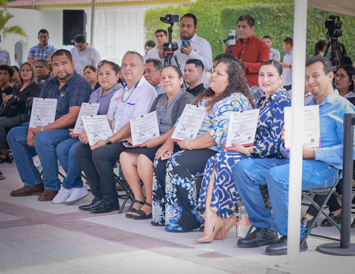 EvelynSalgadoP's tweet photo. En Guerrero seguimos dando pasos históricos en la justicia laboral para nuestro magisterio. Con la entrega de 50 nombramientos y la regularización de mil 331 horas para 308 profesores en todo el estado, damos respuesta a una demanda de hace muchos años del sector educativo. 📑🤝 (1/2)
