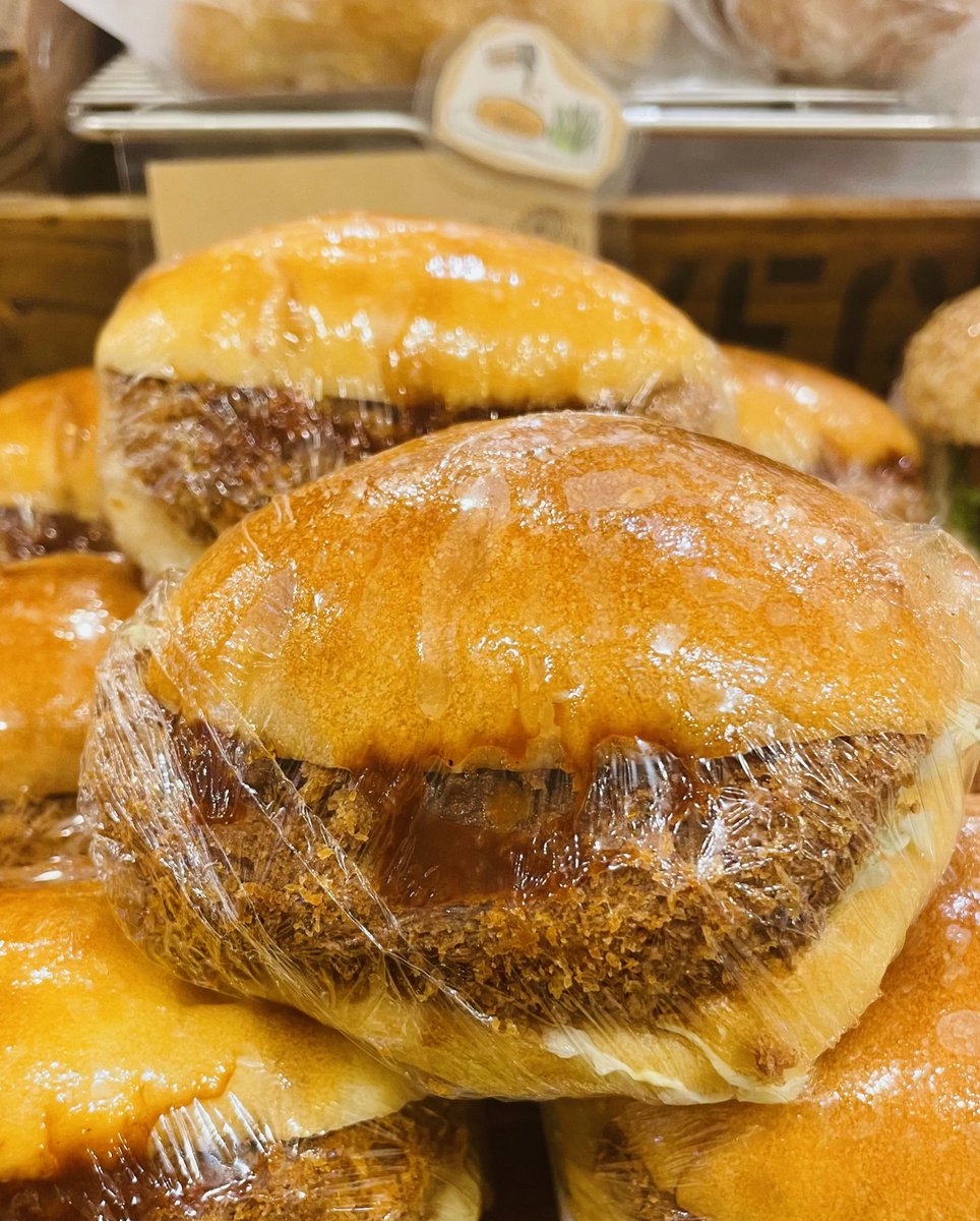 fujinokisanbon's tweet photo. 12/5(木)
藤の小箱は19:30〜openします。

写真の背景にうっすらイラストが載ってますよね。これは奥さんの手描きなんです✏️
お店の中をよく見るとこんな感じで点在してるので、探してみてね。

↓コロッケパン https://t.co/gIiik3Z26l