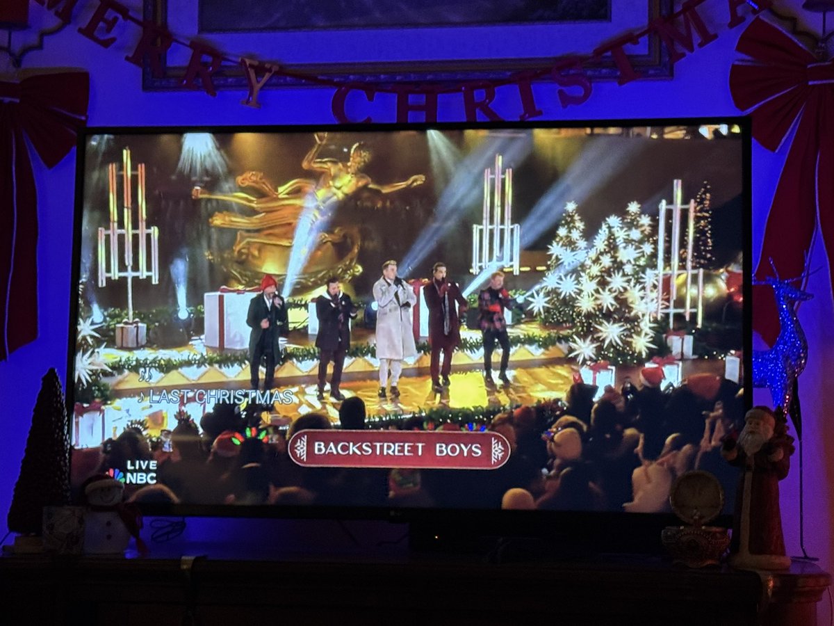 DorianaMercado's tweet photo. Incredibly proud of the @backstreetboys and their electrifying performances 2nite. They deserve all the flowers from this magical evening. Love you guys forever! So proud to be your fan girl. Fits 10/10, vocals 10/10, you just kicked off Christmas! 🎄 #RockefellerTreeLighting ❤️ https://t.co/Csvr4H7d0U