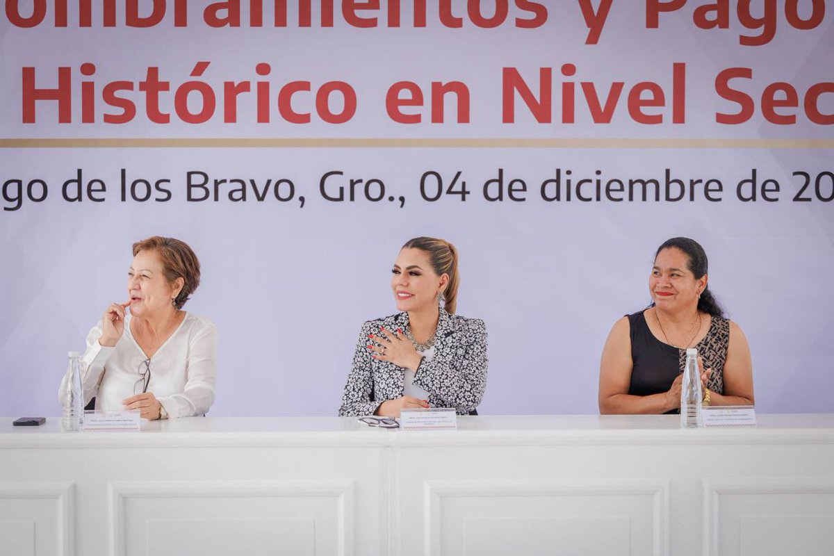 EvelynSalgadoP's tweet photo. Estas acciones son reflejo del manejo responsable de los recursos del pueblo y de nuestro firme compromiso con las maestras y los maestros, quienes son parte fundamental en la #RevoluciónEducativa.

Seguiremos trabajando para fortalecer y dignificar la labor docente en Guerrero. 📚👨‍🏫 (2/2)