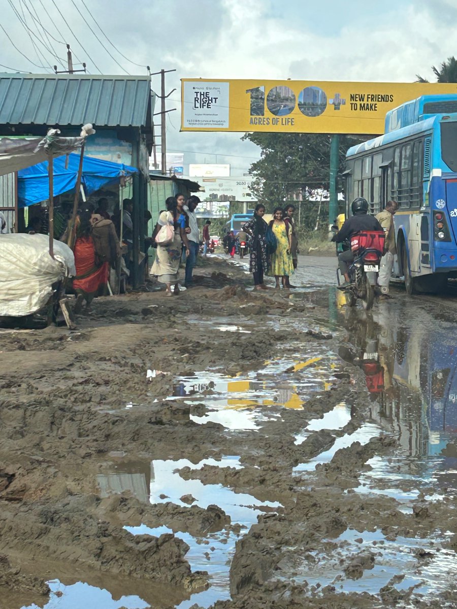 mridulahere's tweet photo. Bus stand full of slush @savemuthanallur #muthanallur cross @MALimbavali @east_bengaluru @sarjapurblr @BBMP_Cares https://t.co/KbfWyP6Sby