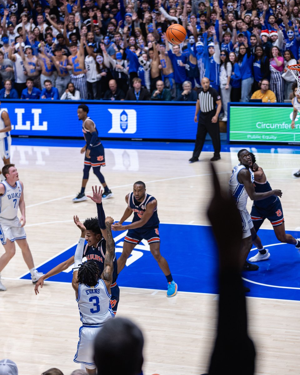 DukeMBB's tweet photo. 1H SLIM

18 PTS
6-8 3PT
11 MIN https://t.co/e6JHeGarrc