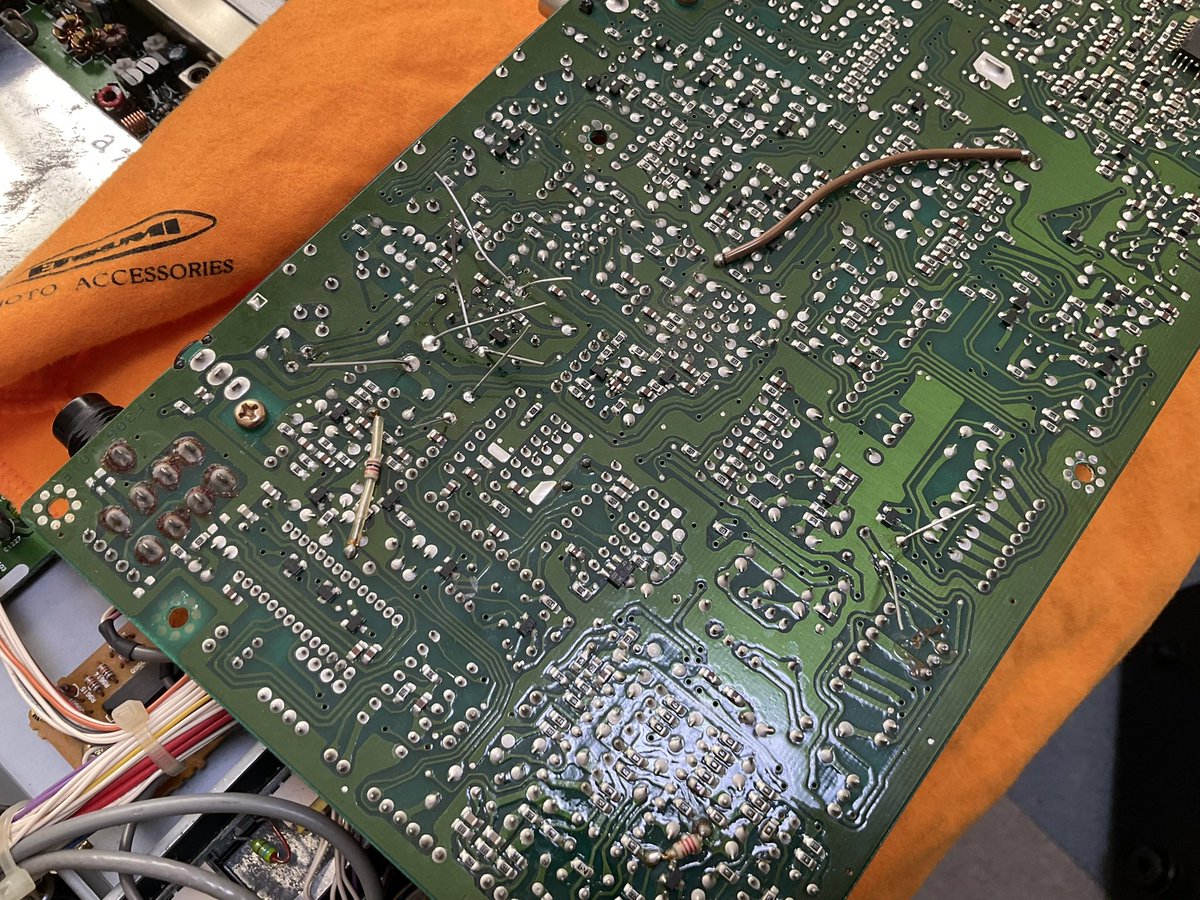 jg1bvx's tweet photo. 最近FT-1021の修理オーダーが増えてます。お年頃なのか？　圧倒的に多いのが「突然感度が低下、パワーも全然出ない！」という内容。水銀リレー動作不具合です。このリレーは後継機種のMARK V FT-1000MPにも使われているほか、同時期のIC-775DXIIにも入ってます。これが壊れると本当に厄介！　今日の個体も内部SWR計が異常な振れ方してるので、もしやと思いきや、、、、チューナーユニット内のジャンパー同軸断線が原因でした。音も出ないということで、こちらはAFユニットを修理して完了、AFアンプと周辺のケミコン６個、TX/RX切り替えトランジスタを交換、いい音出てます！
