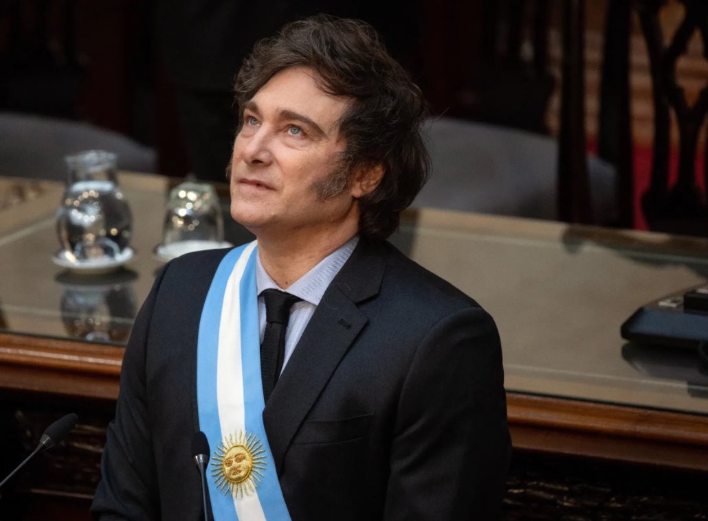 UstavN's tweet photo. Argentina: Prezident Javier Milei ruší sociální dávky pro migranty, ruší bezplatnou zdravotní péči pro cizince a zavádí automatickou deportaci cizinců, kteří páchají trestnou činnost. https://t.co/7IAC07tzT0