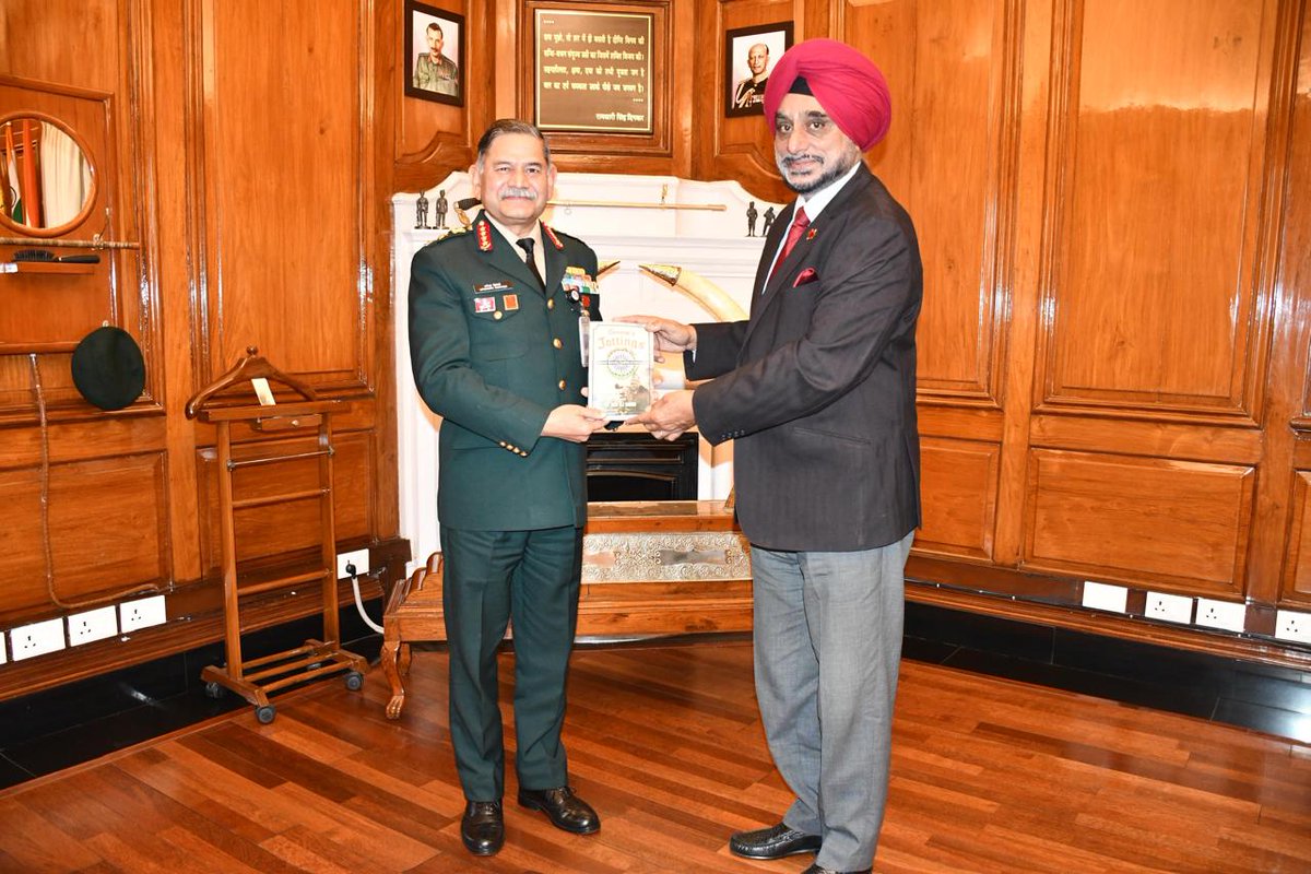 kayjay34350's tweet image. #GeneralsJottings
@faujidays
@adgpi
Privileged 2 present copy of my book 2 our Chief, Gen Upendra Dwivedi.Had privilege 2 be BGS,when he was Col GS (Ops),my observation-Chief has grown in professional stature & rank by miles but his humility & groundedness remains unsurpassed.