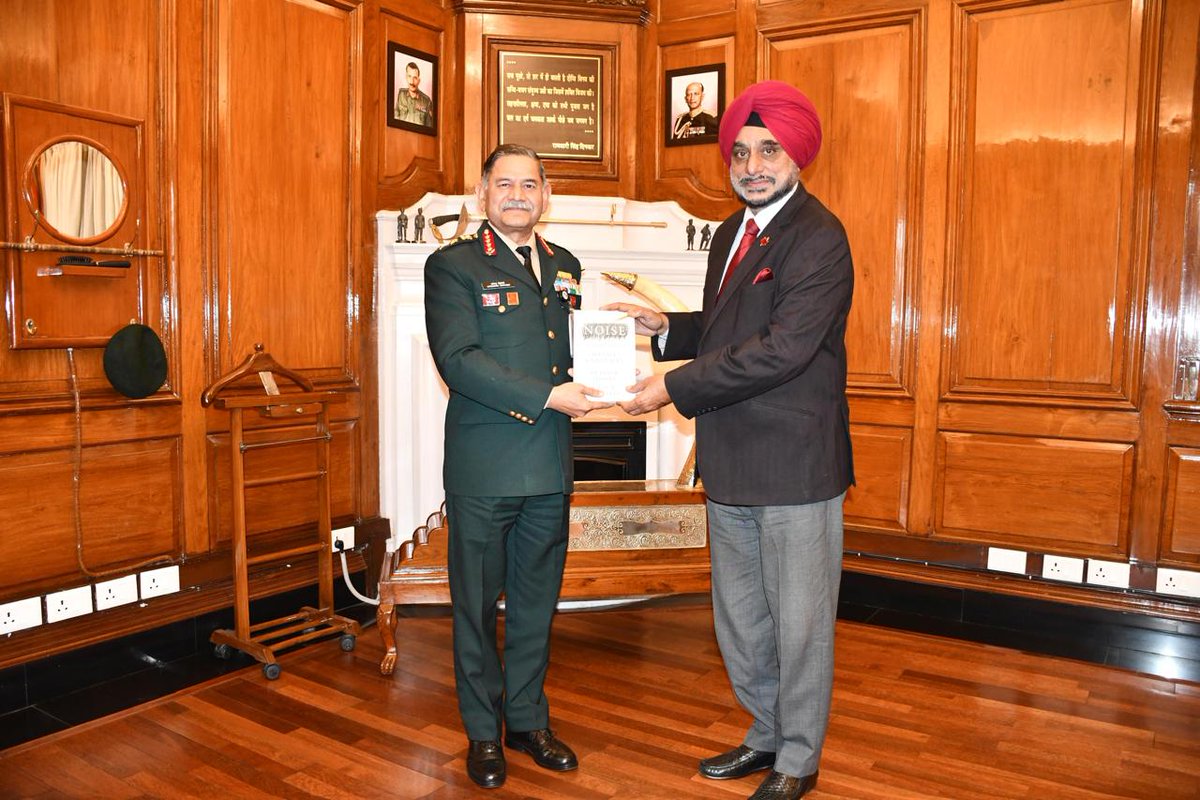 kayjay34350's tweet image. #GeneralsJottings
@faujidays
@adgpi
Privileged 2 present copy of my book 2 our Chief, Gen Upendra Dwivedi.Had privilege 2 be BGS,when he was Col GS (Ops),my observation-Chief has grown in professional stature & rank by miles but his humility & groundedness remains unsurpassed.