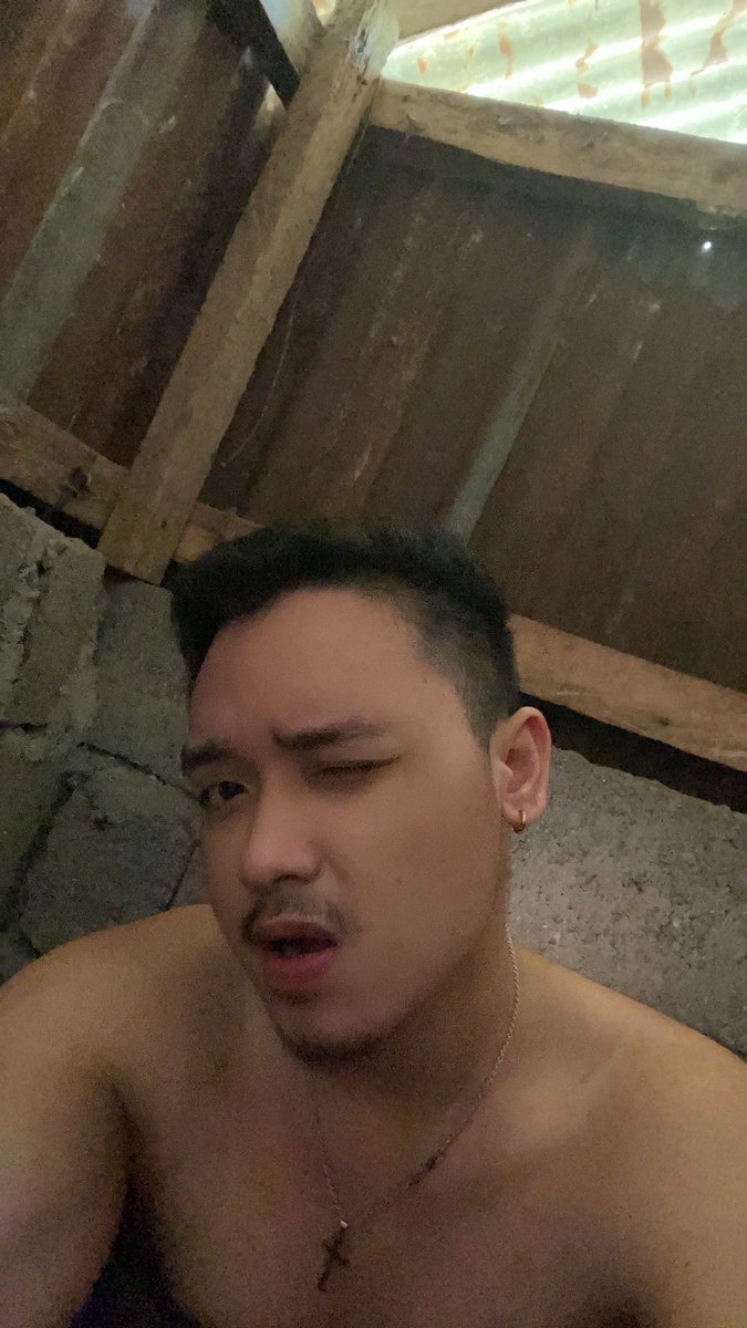 brayl30's tweet photo. Hirap palang t*t* e pag naka tung2 sa inidoro😂 https://t.co/NWM4DYSrtc