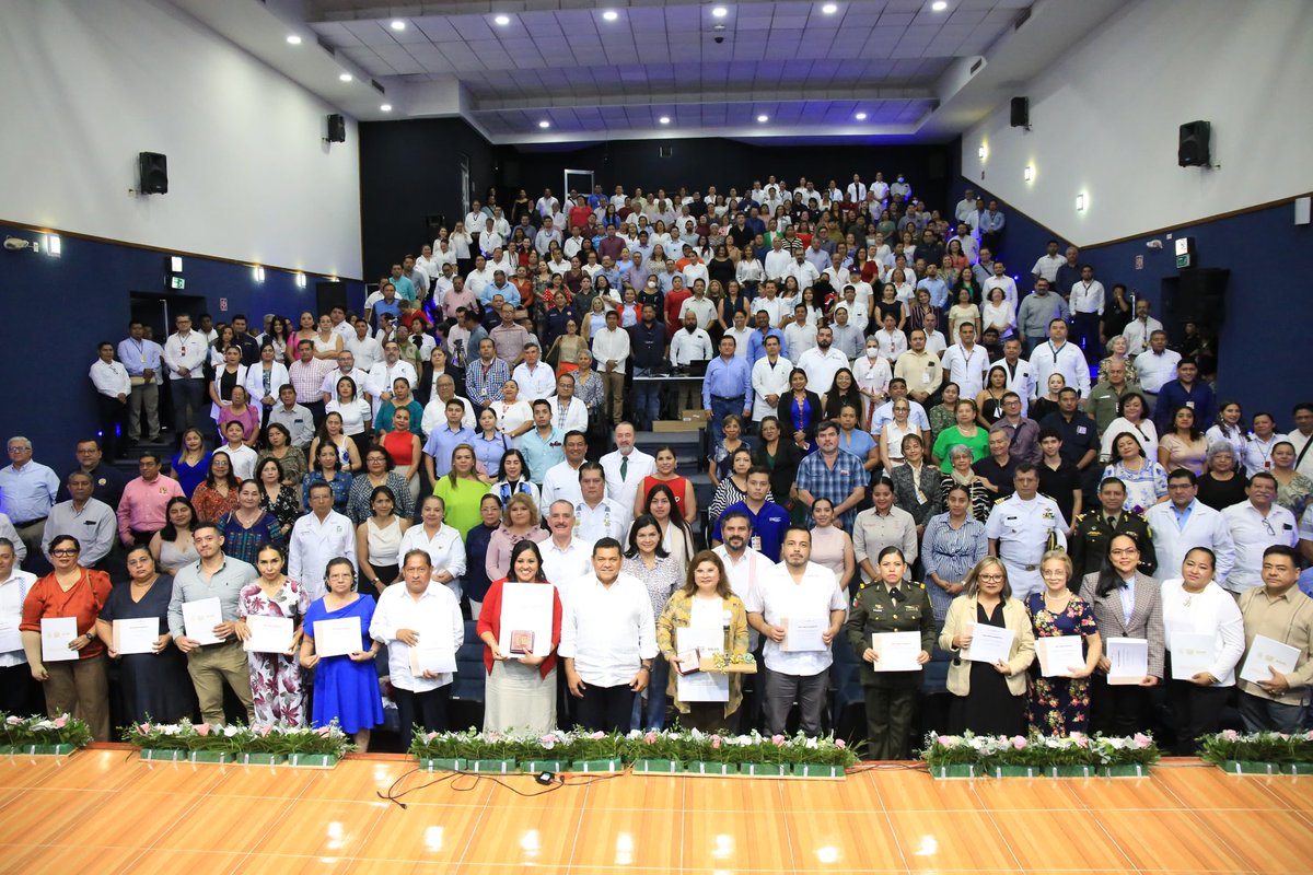 TabascoJavier's tweet photo. Las Químicas y Químicos son una parte fundamental en la salud de las y los tabasqueños; su trabajo es relevante en todos los ámbitos de la vida. Hoy hicimos entrega de la medalla al Mérito Químico 2024 para reconocer su aportación en favor del pueblo. Cuentan con todo nuestro agradecimiento.