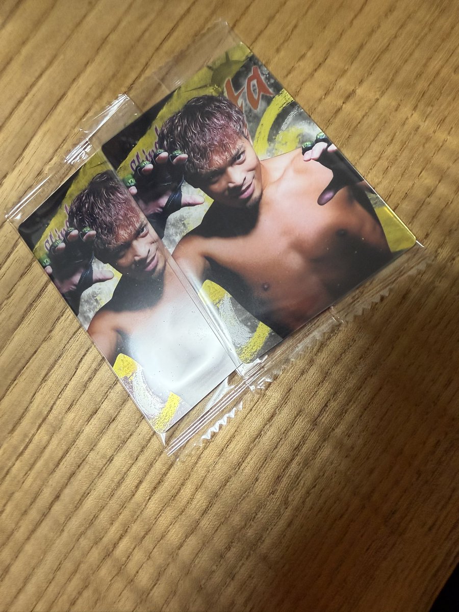 pa2chi2's tweet photo. @shinobu_ota_mma ウエハース２個買ったら２個当たりました。
応援してます。 https://t.co/gBnQbfynHk