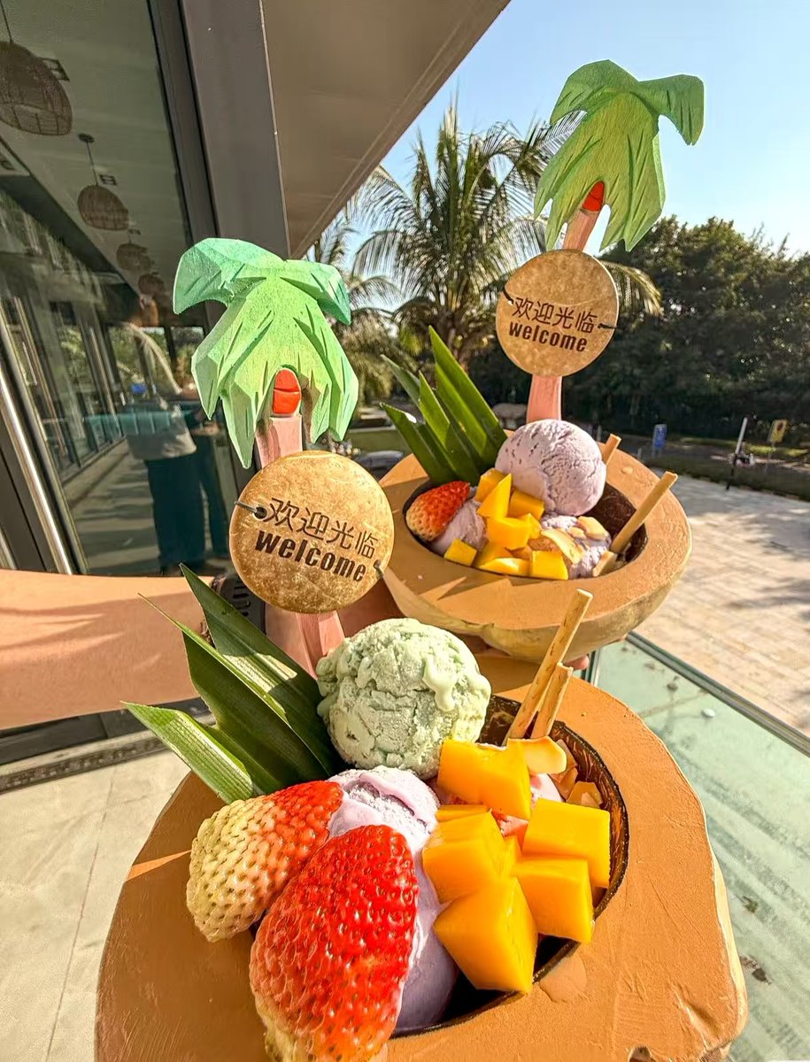 HainanToday's tweet image. #Coconuts and #pandan, both quintessential culinary representatives of #Hainan, are used to make delicious #desserts. 😋😋😋
#food #foodie #chinatravel #PresentingHainanFTP #welcometoHainan