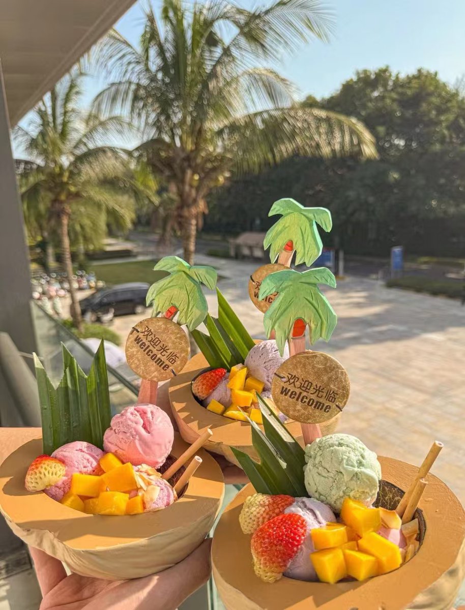 HainanToday's tweet image. #Coconuts and #pandan, both quintessential culinary representatives of #Hainan, are used to make delicious #desserts. 😋😋😋
#food #foodie #chinatravel #PresentingHainanFTP #welcometoHainan