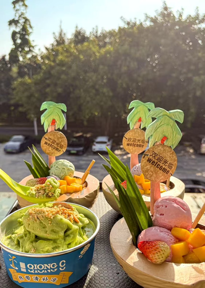 HainanToday's tweet image. #Coconuts and #pandan, both quintessential culinary representatives of #Hainan, are used to make delicious #desserts. 😋😋😋
#food #foodie #chinatravel #PresentingHainanFTP #welcometoHainan