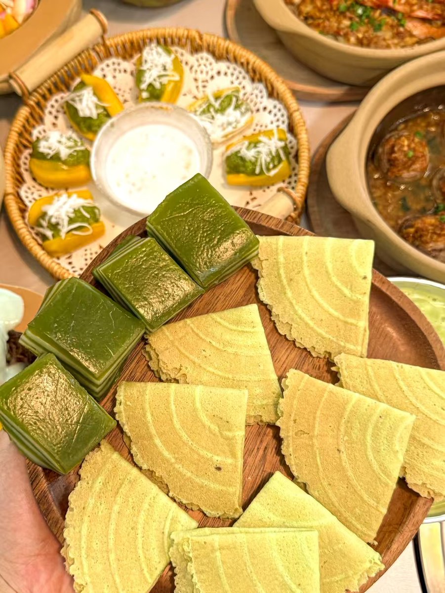 HainanToday's tweet image. #Coconuts and #pandan, both quintessential culinary representatives of #Hainan, are used to make delicious #desserts. 😋😋😋
#food #foodie #chinatravel #PresentingHainanFTP #welcometoHainan