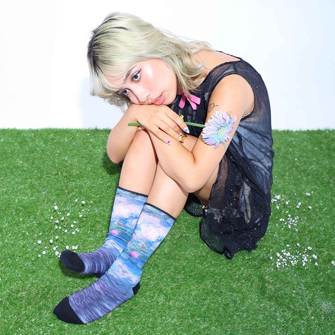 XTeoYUT7xb69622's tweet photo. 【 HOTSOX × 文化服装学院 】

クロード・モネの代表作「睡蓮」をモチーフにした靴下をLOFTで販売中✨️

少しでも気になった方、是非店舗でお手に取ってご覧下さい🪷

ネットでも購入できます⬇️
https://t.co/D9eZdcdolT

 #文化服装学院  #HOTSOX  #靴下  #プレゼント https://t.co/R2AfJNQ0hN