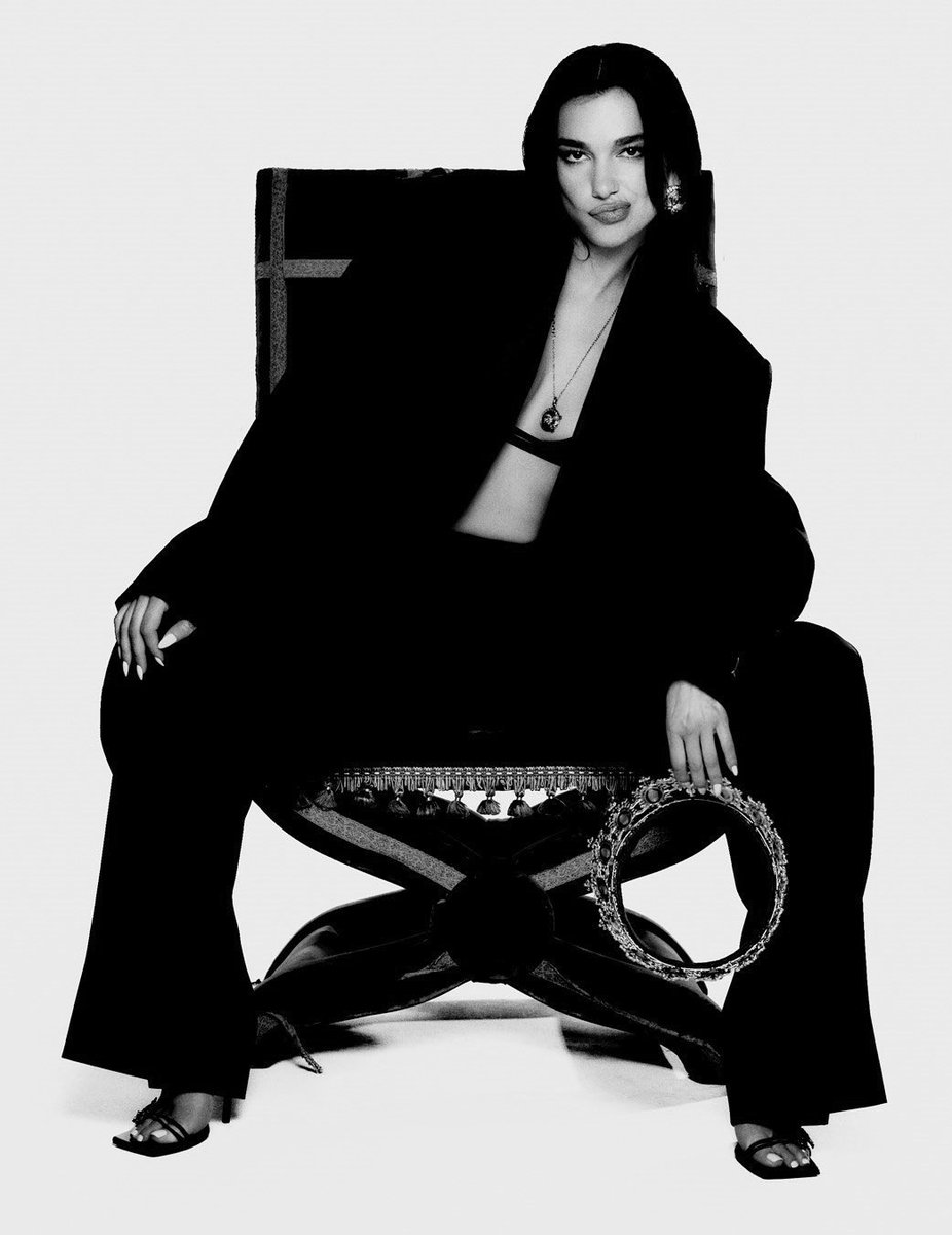 galleryofdl's tweet photo. no one could dethrone her https://t.co/vK4xWX5dZl