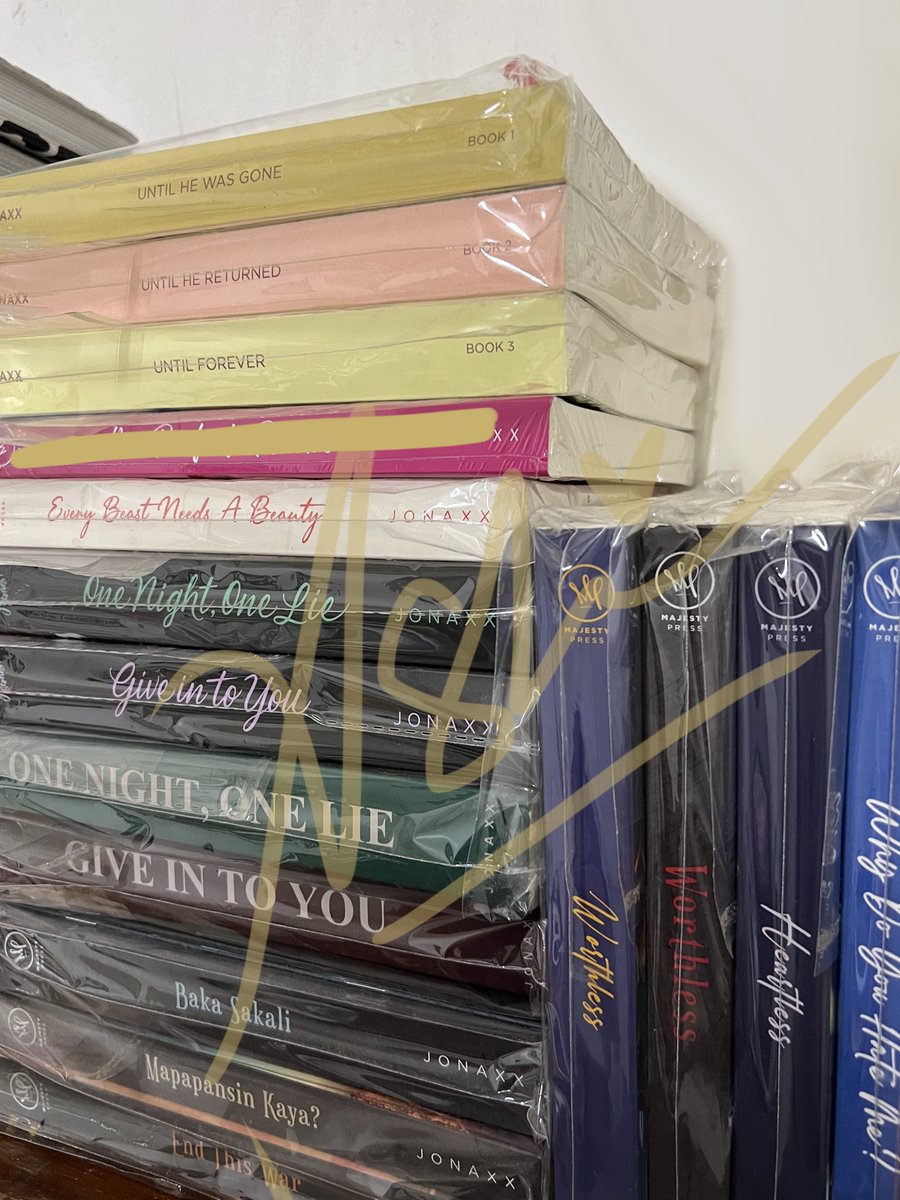 daphastings's tweet photo. INCH CHECK! 
💌 books for sale

🍸mpress titles
- ebnab (white)
- worthless (black, 1st ed)*
- wdyhm 
- abs book set (complete with booklet*

🍸self-pub titles 
- until trilogy (5th ed) 
- gls raiming covers (1st ed, signed)*
- gls new covers https://t.co/ZAZxQybwzB