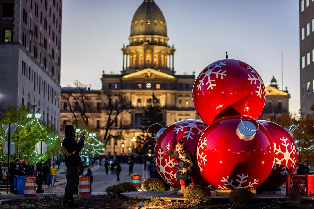 BrandStoryAsia's tweet photo. The holiday season is starting to shine brightly in #Michigan, USA! 🎅🎄🎁✨ Experience the enchantment of Christmas in Lansing, Houghton, and Frankenmuth – where you https://t.co/6wIRqoBkch https://t.co/bpHNjgLrAO