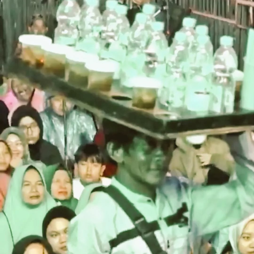 mromadoni53's tweet photo. jemaah berguru pada sang Guru, sedangkan Bapak penjual Es teh itu berguru pada rasa sakitnya. Yang katanya dalam ragam pepatah, "Rasa sakit adalah guru yang terbaik." https://t.co/4lWw7Xgcn2