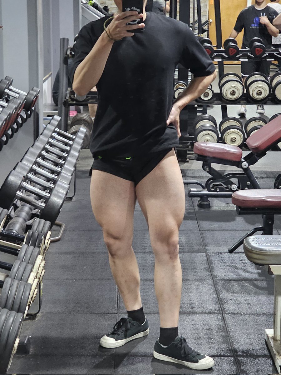 yenn_sheng's tweet photo. The pump feels good!
#gym #workout #fitness #bodybuilding #posing #leg #quads https://t.co/Rm1AZgoVJ3