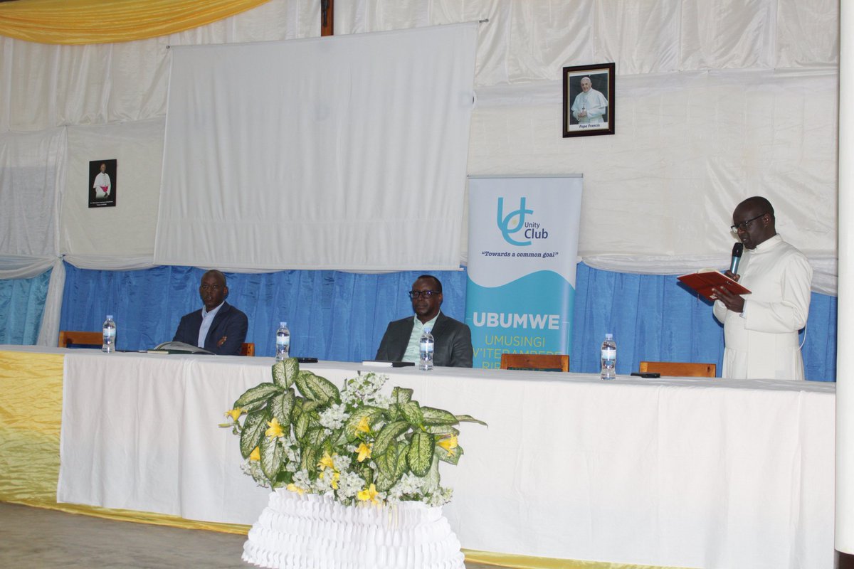 CerclePaul's tweet photo. Abarezi n'Abarererwa mu NYAKIBANDA bahawe Ikiganiro ku Ruhare rwa "Ndi Umunyarwanda" mu komora ibikomere mu Rubyiruko.
Banaganirijwe na Nyakubahwa Jean Damascène BIZIMANA, Ministri muri Ministeri y'Ubumwe bw'Abanyarwanda ku mateka y'u Rwanda na "Ndi Umunyarwanda". https://t.co/ag11WIJ5CM