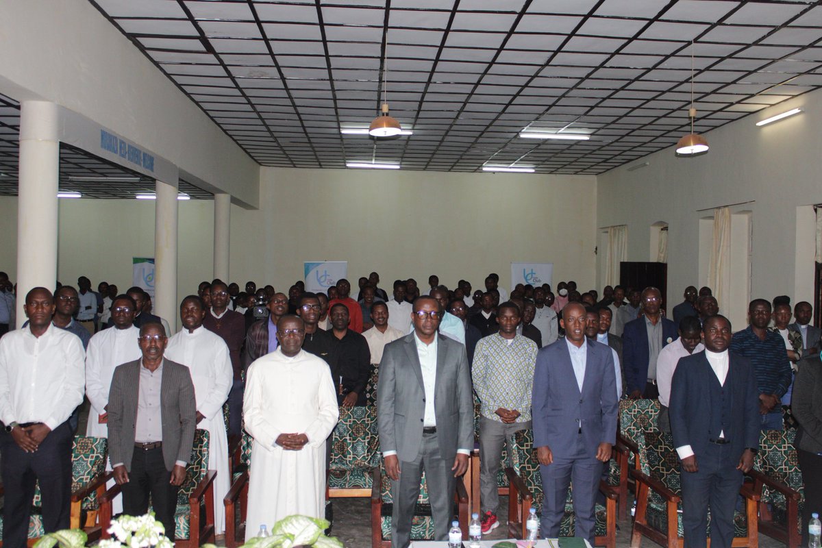 CerclePaul's tweet photo. Abarezi n'Abarererwa mu NYAKIBANDA bahawe Ikiganiro ku Ruhare rwa "Ndi Umunyarwanda" mu komora ibikomere mu Rubyiruko.
Banaganirijwe na Nyakubahwa Jean Damascène BIZIMANA, Ministri muri Ministeri y'Ubumwe bw'Abanyarwanda ku mateka y'u Rwanda na "Ndi Umunyarwanda". https://t.co/ag11WIJ5CM