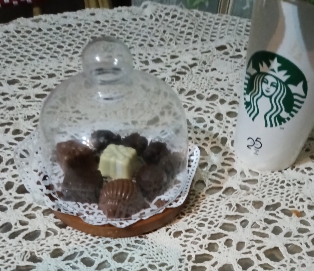 kIqt1BgZq2rWolq's tweet photo. 自分で作っている生チョコを入れるために小さなドームを買って見また。
いただいたチョコもいっしょに、、。
#ダイエット
#生チョコレート
#daiet https://t.co/sVSZXpkwhv