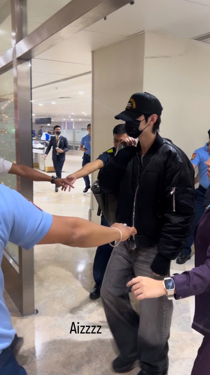 Baekgu_SH's tweet photo. He’s so tall😭 Welcome to the Philippines again! 

A friend sent this to me.

#DES7INED_ENHYPEN_with_DUNKIN #SUNGHOON https://t.co/yPiFbO9tlW
