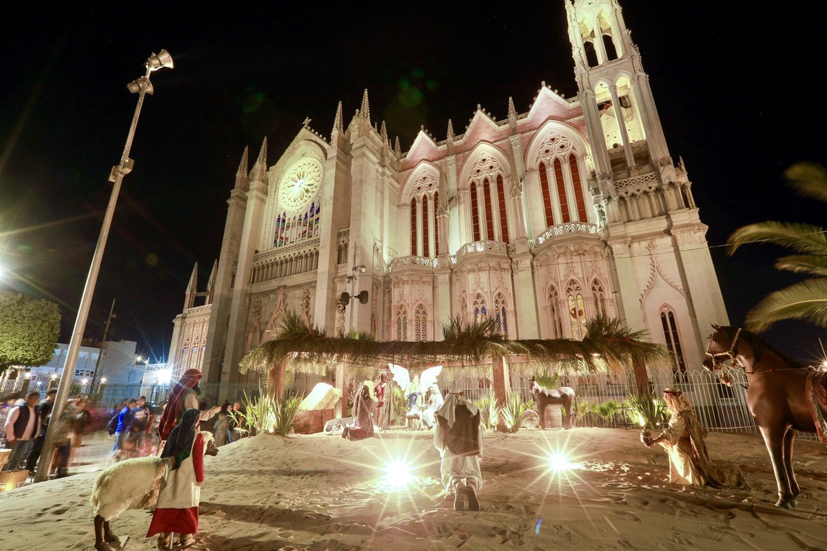 municipio_leon's tweet photo. ¡La magia de la #Navidad brilla en #León! 🎄✨
🔔 campana y esferas en el #ArcoDeLaCalzada
🌟 Nacimiento Monumental en la Plaza #Expiatorio, ¡el más grande de #México!
🎄 Gran Árbol Navideño y villas de navidad en la #PlazaPrincipal
¿Ya los visitaste? ¿Cuál es tu favorito?
#VIVALEÓN #VillaNevada