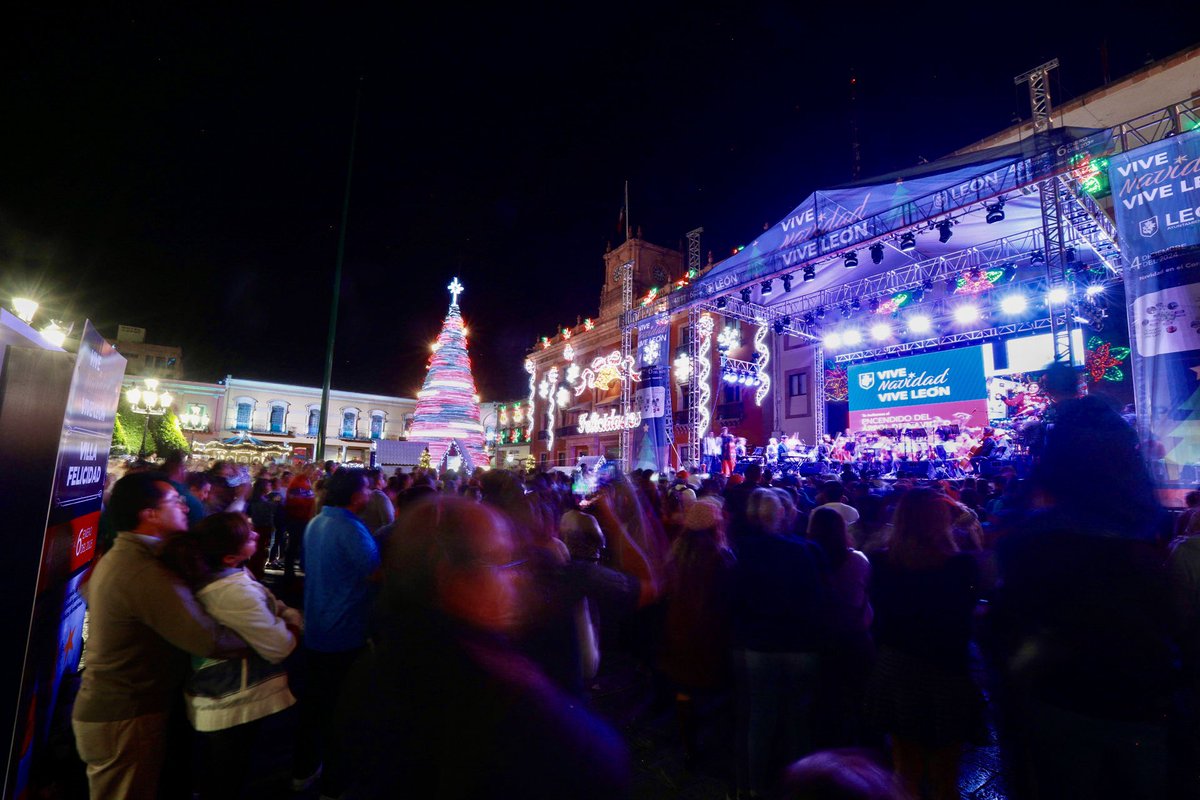 municipio_leon's tweet photo. ¡La magia de la #Navidad brilla en #León! 🎄✨
🔔 campana y esferas en el #ArcoDeLaCalzada
🌟 Nacimiento Monumental en la Plaza #Expiatorio, ¡el más grande de #México!
🎄 Gran Árbol Navideño y villas de navidad en la #PlazaPrincipal
¿Ya los visitaste? ¿Cuál es tu favorito?
#VIVALEÓN #VillaNevada