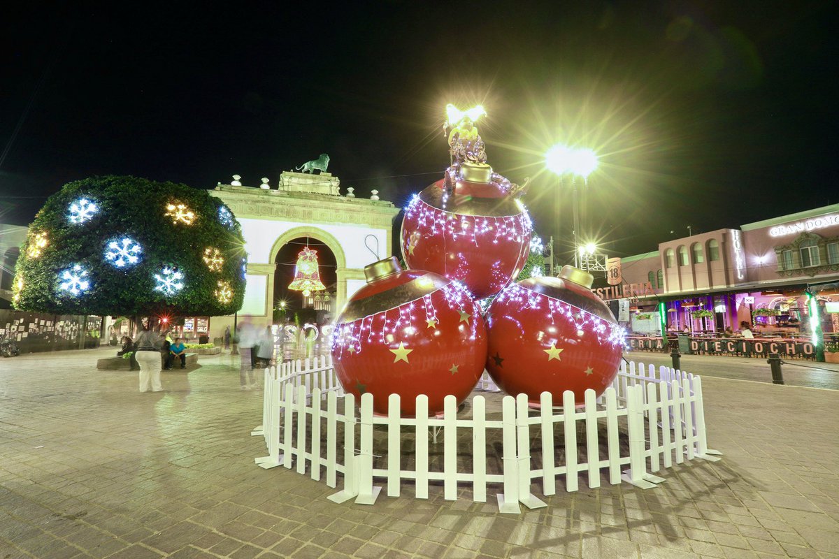 municipio_leon's tweet photo. ¡La magia de la #Navidad brilla en #León! 🎄✨
🔔 campana y esferas en el #ArcoDeLaCalzada
🌟 Nacimiento Monumental en la Plaza #Expiatorio, ¡el más grande de #México!
🎄 Gran Árbol Navideño y villas de navidad en la #PlazaPrincipal
¿Ya los visitaste? ¿Cuál es tu favorito?
#VIVALEÓN #VillaNevada