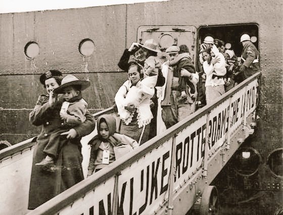 Enam puluh tujuh tahun lalu, 5 Desember 1957, Sukarno memerintahkan 50.000 orang Belanda pulang ke negerinya.

Dua puluh tahun kemudian, salah seorang di antaranya menulis lagu tentang nasi goreng.

Larik pertamanya berbunyi, "Toen wij repatrieerden uit de gordel van smaragd...."