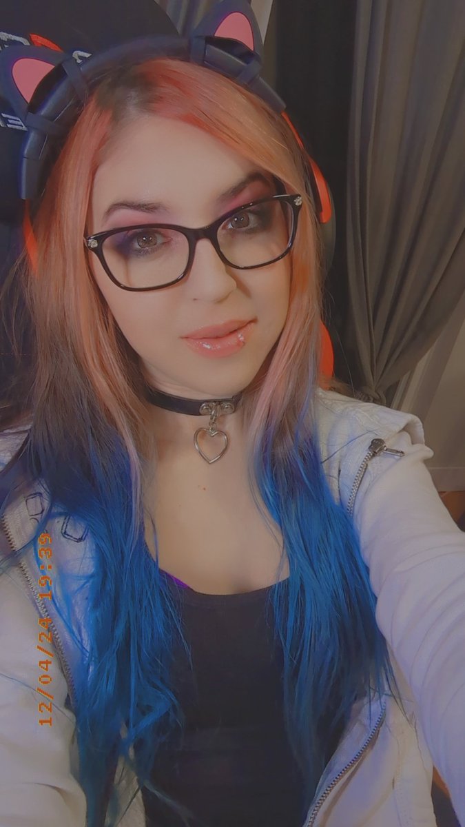Still trying my best to stream with this never ending migraine, because everyone cheers me up more than anything 💜 Come play some ships with me twitch.tv/zeldasauce