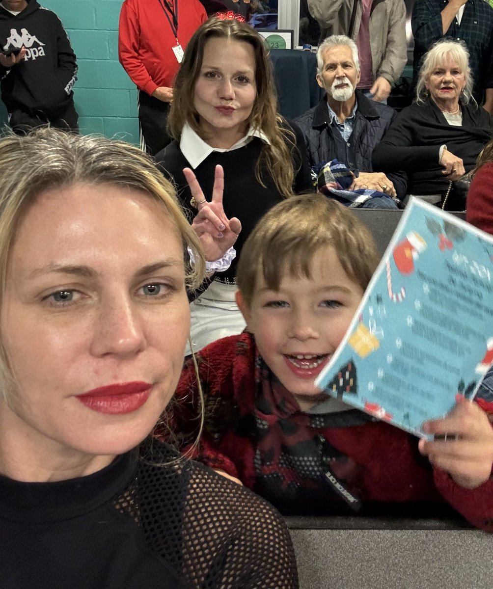 Heatherm8680's tweet image. Family is All I Need.
Grateful for Gods Blessings.
#mydaddy #post-op6monthsBMT 
#myMommy
#sisters well one of them.
#son
#nephews #Christmas2024 #Performance
#Love 
#JustBe
#neverpassjudgement
#justBe
Xoxo