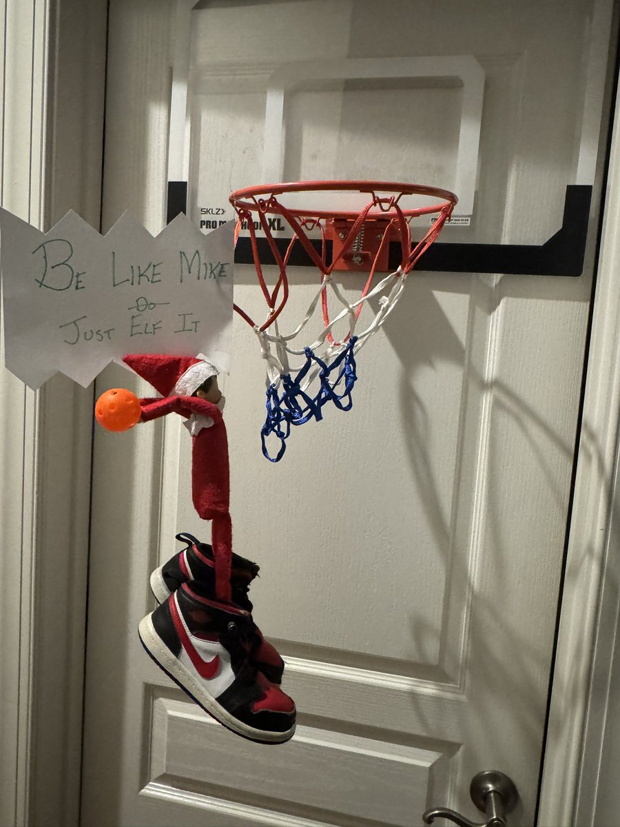 GisforUGA's tweet photo. My best work yet. Just Elf It
#nike #Jordan #snowflaketheelf https://t.co/12ULra2aiT