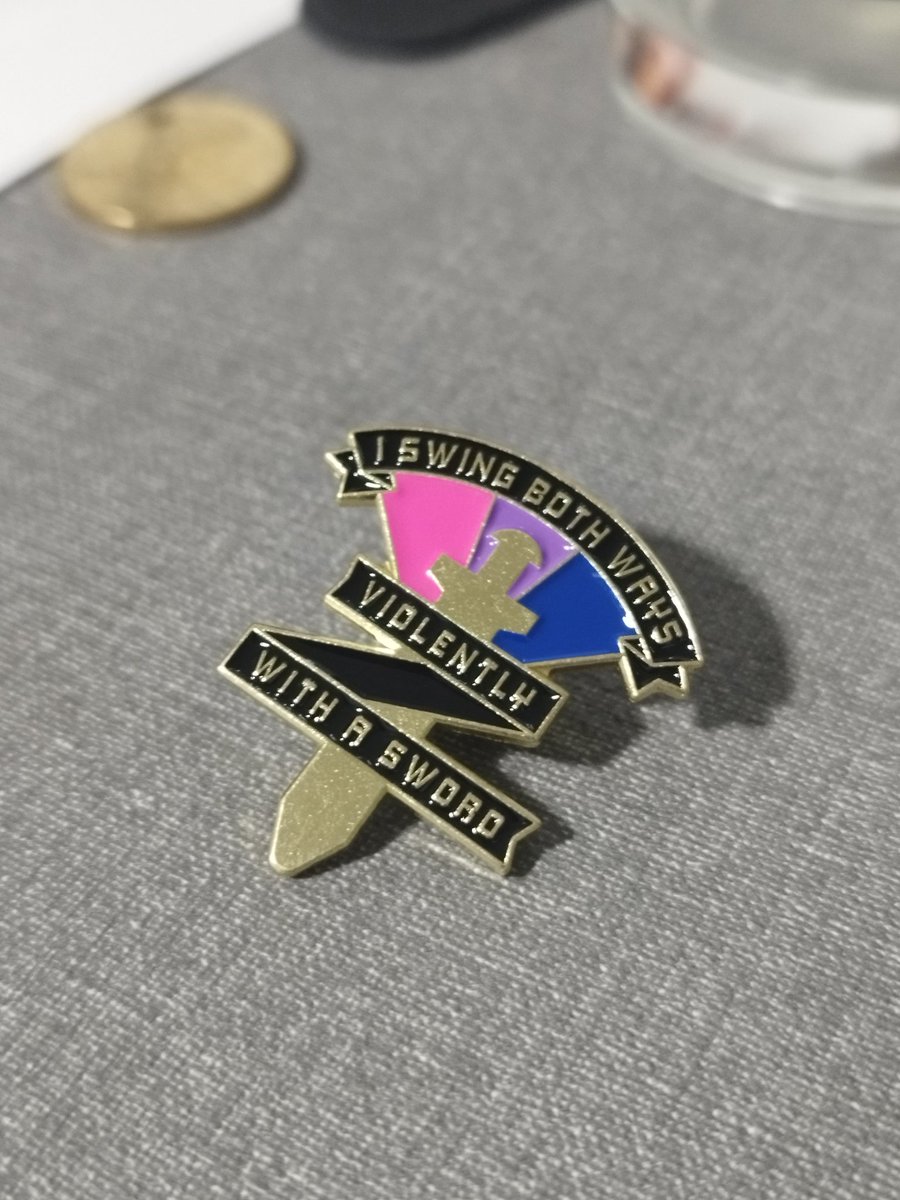 Otacon's tweet photo. Two new pins for the collection #pincollecters https://t.co/CcX4uLVYqu