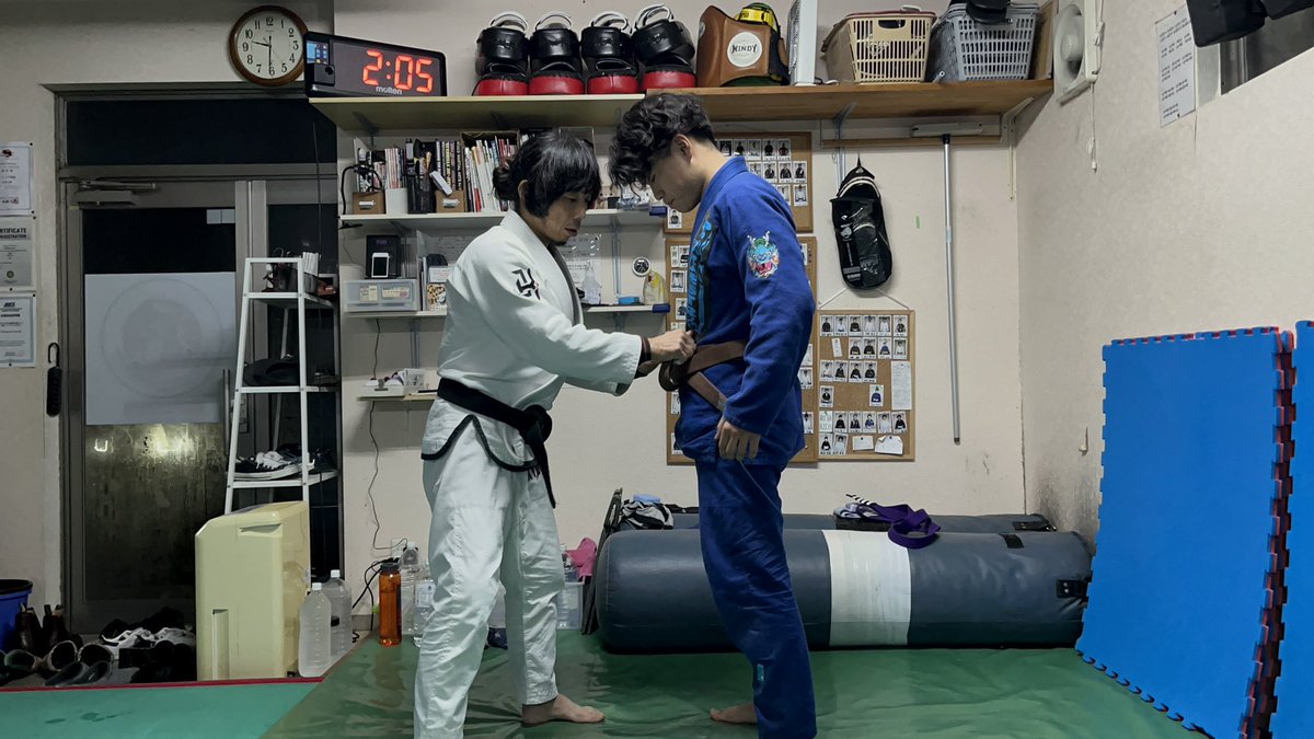 KoZryh's tweet photo. 12/4 吉岡代表より茶帯をいただきました。
和泉の皆様含めこれまで関わってくださった方々には本当に感謝しています！これからも楽しみながら柔術頑張っていきます！
#パラエストラ和泉
#帯叩き最多人数でばちばちに気合い入りました！ https://t.co/kRCLg0DAwq