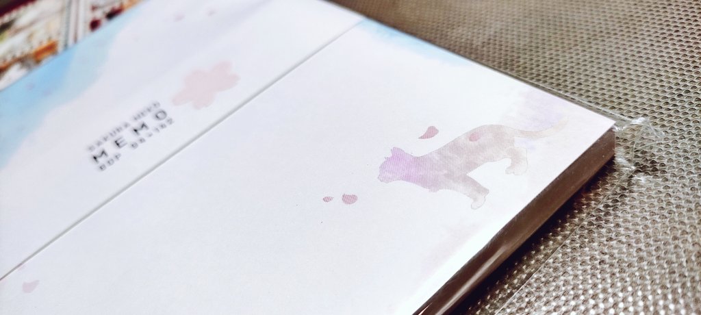 仕事が徐々に繁忙期突入してきました🥹💦
つかれたなって思いながら帰ったら、心の友からこんなサプライズプレゼントが！！！🐈‍⬛♥️
可愛すぎる、、、文房具や紙類が大好きなので、こういうの本当に嬉しい💛💚💛💚
勿体なくて使えん！という勿体ないことしそうなので、大切に使おう🦄🪽大好き🌈✨✨