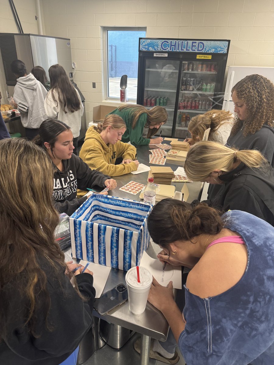 dragsoftball's tweet photo. Lady Dragon Softball is spreading holiday cheer! 🥎✨ ☃️

Today, the team packaged over 1000 cookies and created cards for GRACE Grapevine’s Christmas Cottage. https://t.co/h8mjeRdNiW