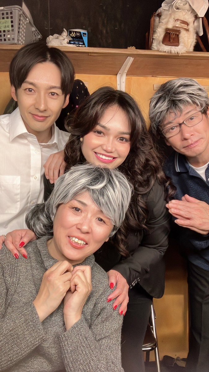 itogen13's tweet photo. #マハルコ組曲 伊藤家🇵🇭🇯🇵
家族を舞台で演じたのは初めてかもしれない。一緒に居ると安心する存在でした。なんだか繋がってる感じ。家族になれたのかな。集合する時に『みんないる？』『伊藤家います！』の点呼が懐かしい笑 https://t.co/cuILy9Yvr6