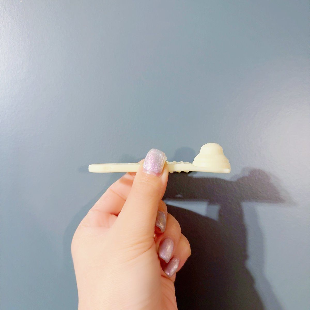 kazarigiri's tweet photo. これは買ったやつ！飲み込む力に必要な舌の力を鍛えるためのものなんだけど、アゴ下のたるみ対策になるって、大好きPodcastの『月曜トッキンマッシュ』で、リスナーさんがおすすめしてくれてたのですぐ買った！

飲み込む力に問題がない人はこのいちばん硬いイエローがいいって、そのリスナーさんがおすすめしてはってんけど、それでも結構力がいるから、たるみ対策兼自分の嚥下能力の維持にもなってよいんじゃないかなと思って続けてる〜。

洗面所でフェイスパックしながら気を失ってスマホ見てる時間にペコペコ舌の運動してるよ。

結構疲れるし楽しい〜。
そして二週間くらい使った感じ、顎下のたるみだいぶマシになった気がする…！舌の筋トレ〜〜！

https://t.co/ZrgTPqNrYG