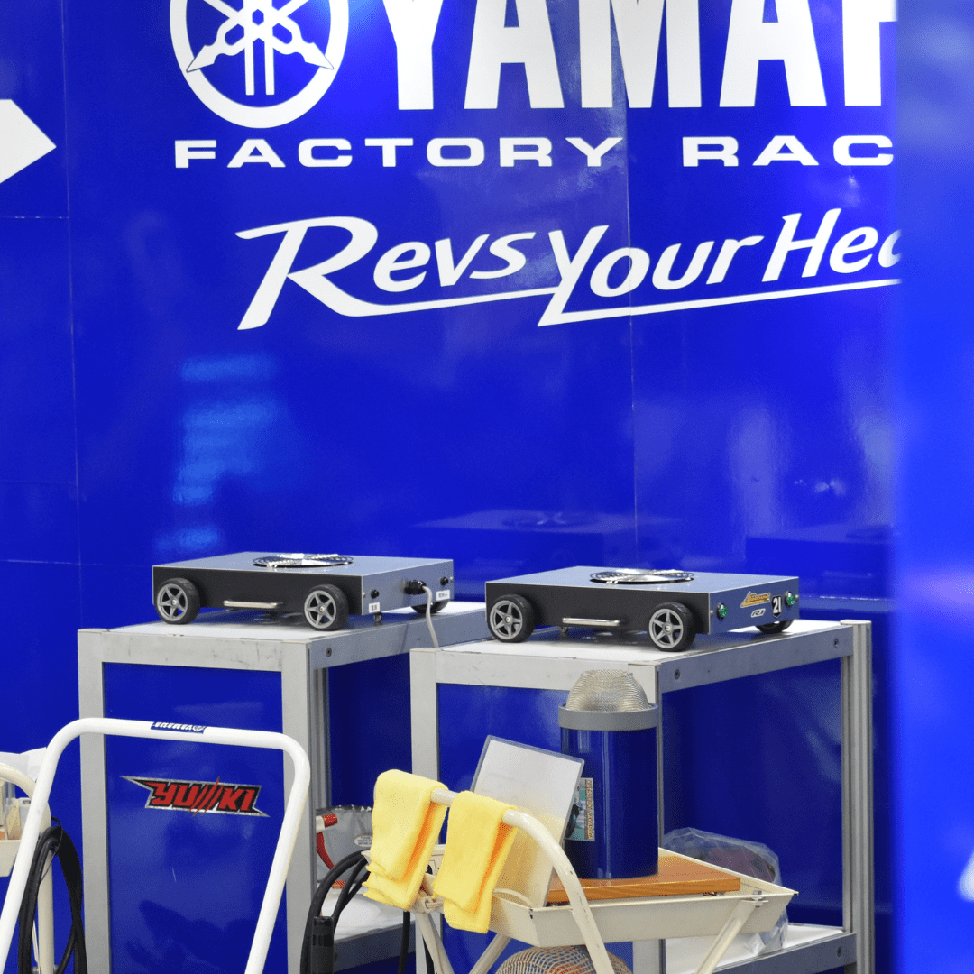 これ何だ？
ヘルメットの乾燥機？
キャスターついてるよ。