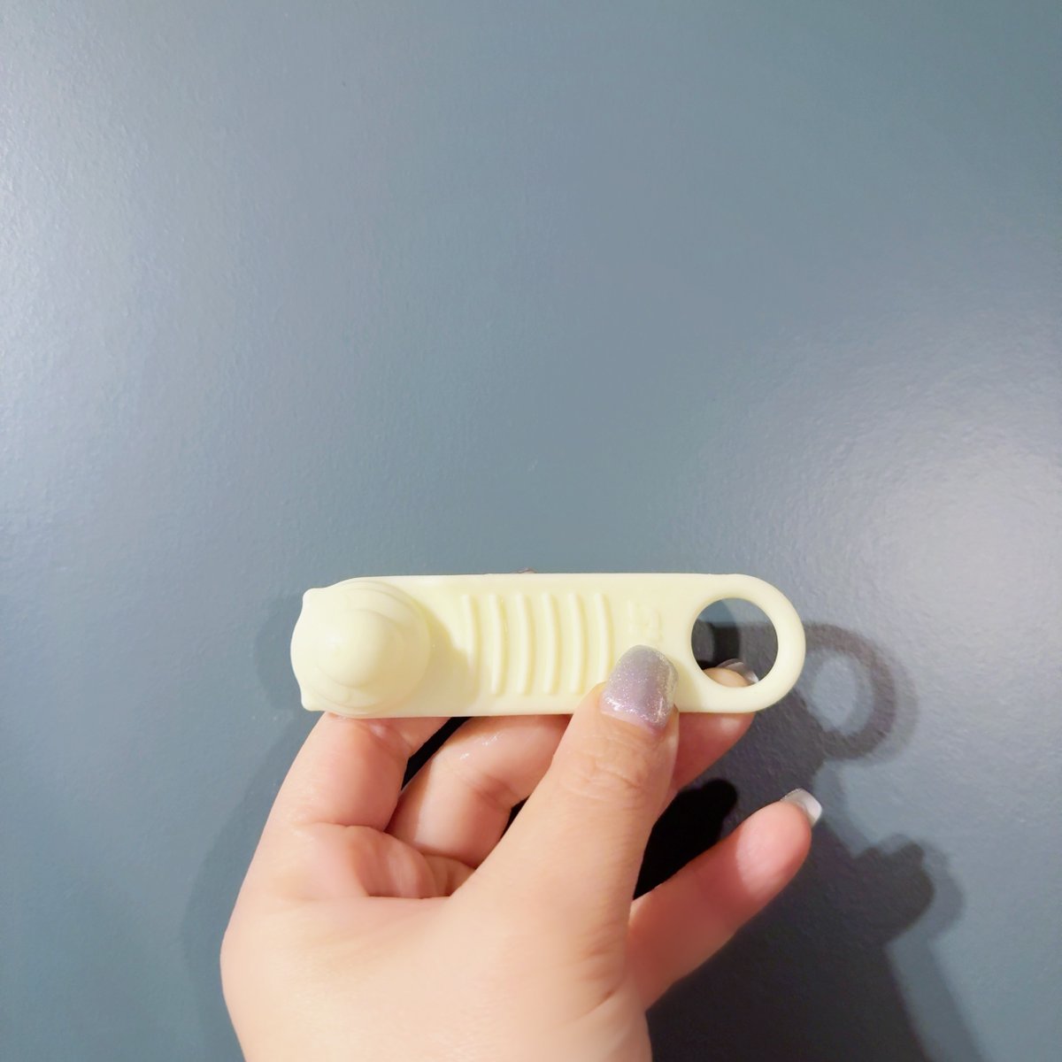 kazarigiri's tweet photo. これは買ったやつ！飲み込む力に必要な舌の力を鍛えるためのものなんだけど、アゴ下のたるみ対策になるって、大好きPodcastの『月曜トッキンマッシュ』で、リスナーさんがおすすめしてくれてたのですぐ買った！

飲み込む力に問題がない人はこのいちばん硬いイエローがいいって、そのリスナーさんがおすすめしてはってんけど、それでも結構力がいるから、たるみ対策兼自分の嚥下能力の維持にもなってよいんじゃないかなと思って続けてる〜。

洗面所でフェイスパックしながら気を失ってスマホ見てる時間にペコペコ舌の運動してるよ。

結構疲れるし楽しい〜。
そして二週間くらい使った感じ、顎下のたるみだいぶマシになった気がする…！舌の筋トレ〜〜！

https://t.co/ZrgTPqNrYG