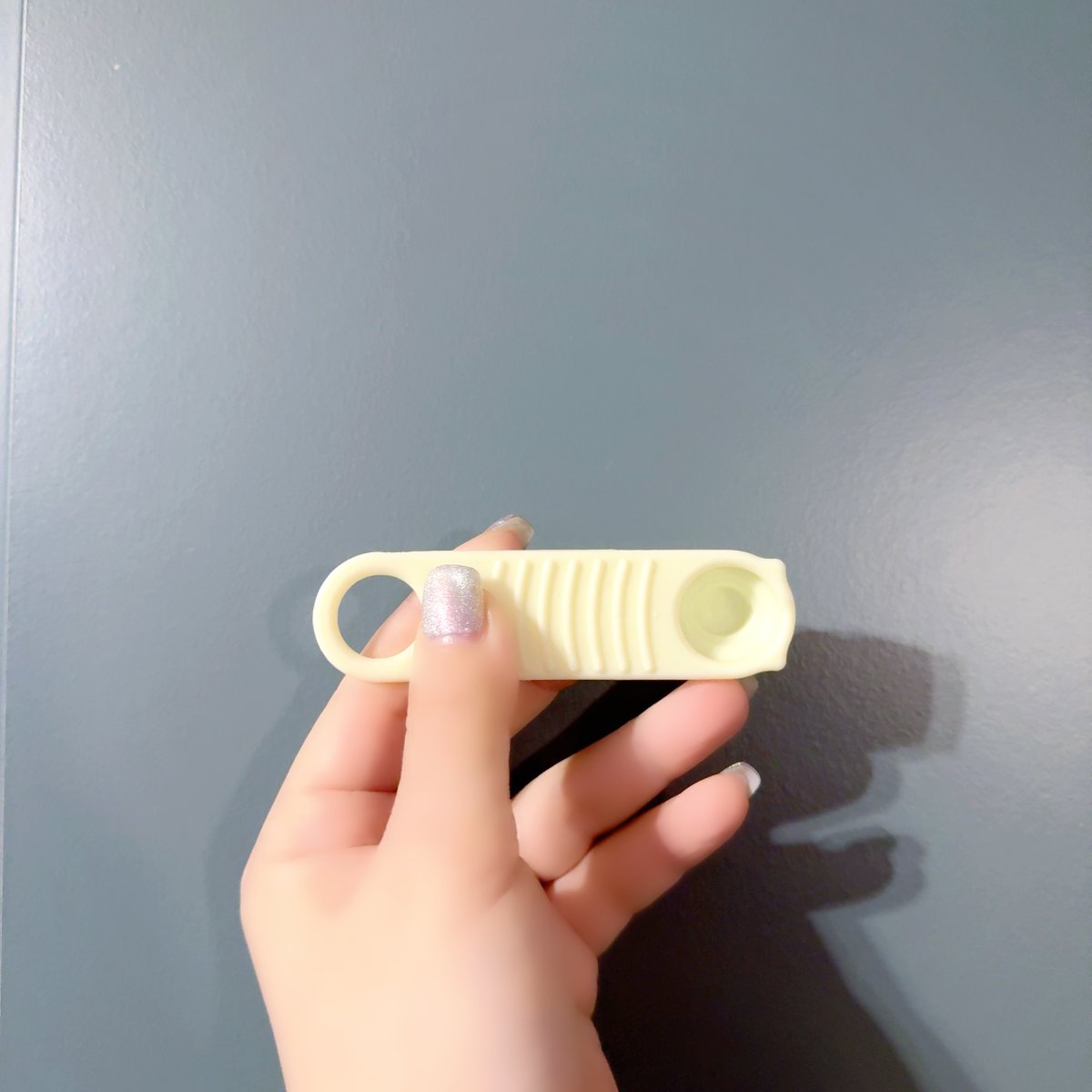 kazarigiri's tweet photo. これは買ったやつ！飲み込む力に必要な舌の力を鍛えるためのものなんだけど、アゴ下のたるみ対策になるって、大好きPodcastの『月曜トッキンマッシュ』で、リスナーさんがおすすめしてくれてたのですぐ買った！

飲み込む力に問題がない人はこのいちばん硬いイエローがいいって、そのリスナーさんがおすすめしてはってんけど、それでも結構力がいるから、たるみ対策兼自分の嚥下能力の維持にもなってよいんじゃないかなと思って続けてる〜。

洗面所でフェイスパックしながら気を失ってスマホ見てる時間にペコペコ舌の運動してるよ。

結構疲れるし楽しい〜。
そして二週間くらい使った感じ、顎下のたるみだいぶマシになった気がする…！舌の筋トレ〜〜！

https://t.co/ZrgTPqNrYG